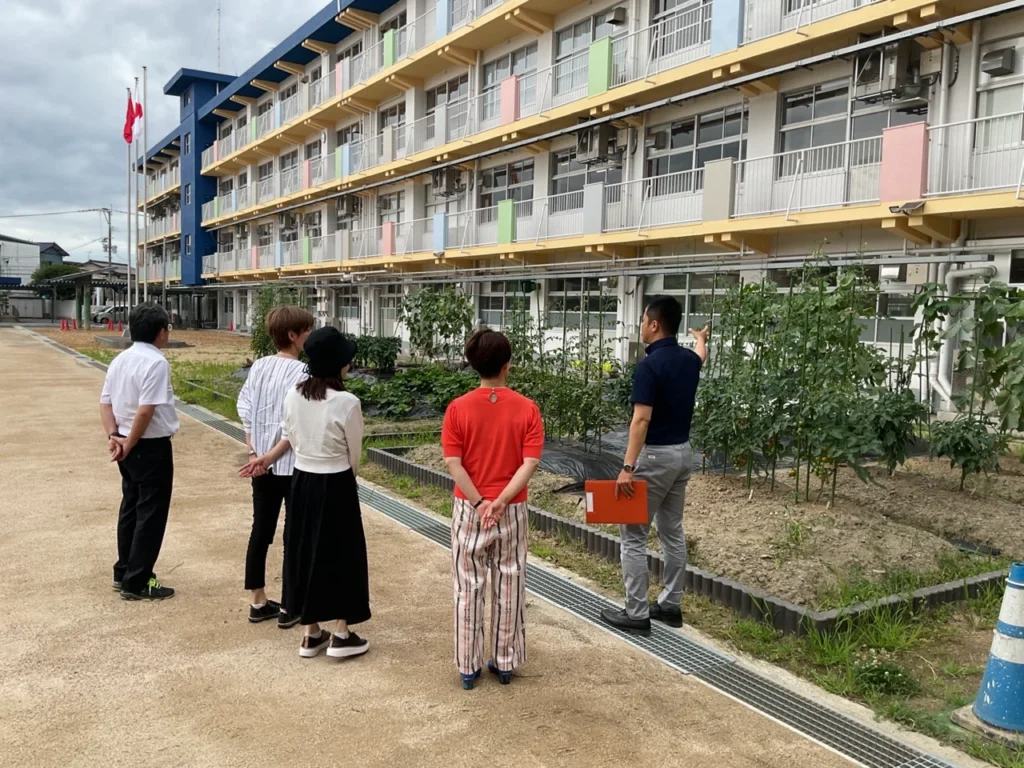 食養メディアによる学校菜園での食育・農育実践と保護者向け説明の様子