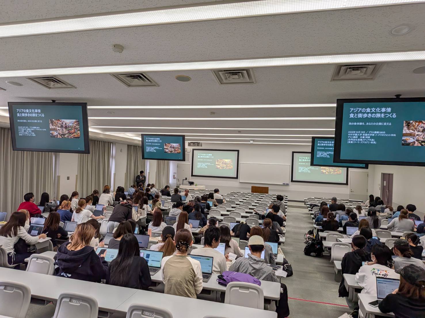 中村学園大学でアジアの食文化事情の講義を受ける学生たち