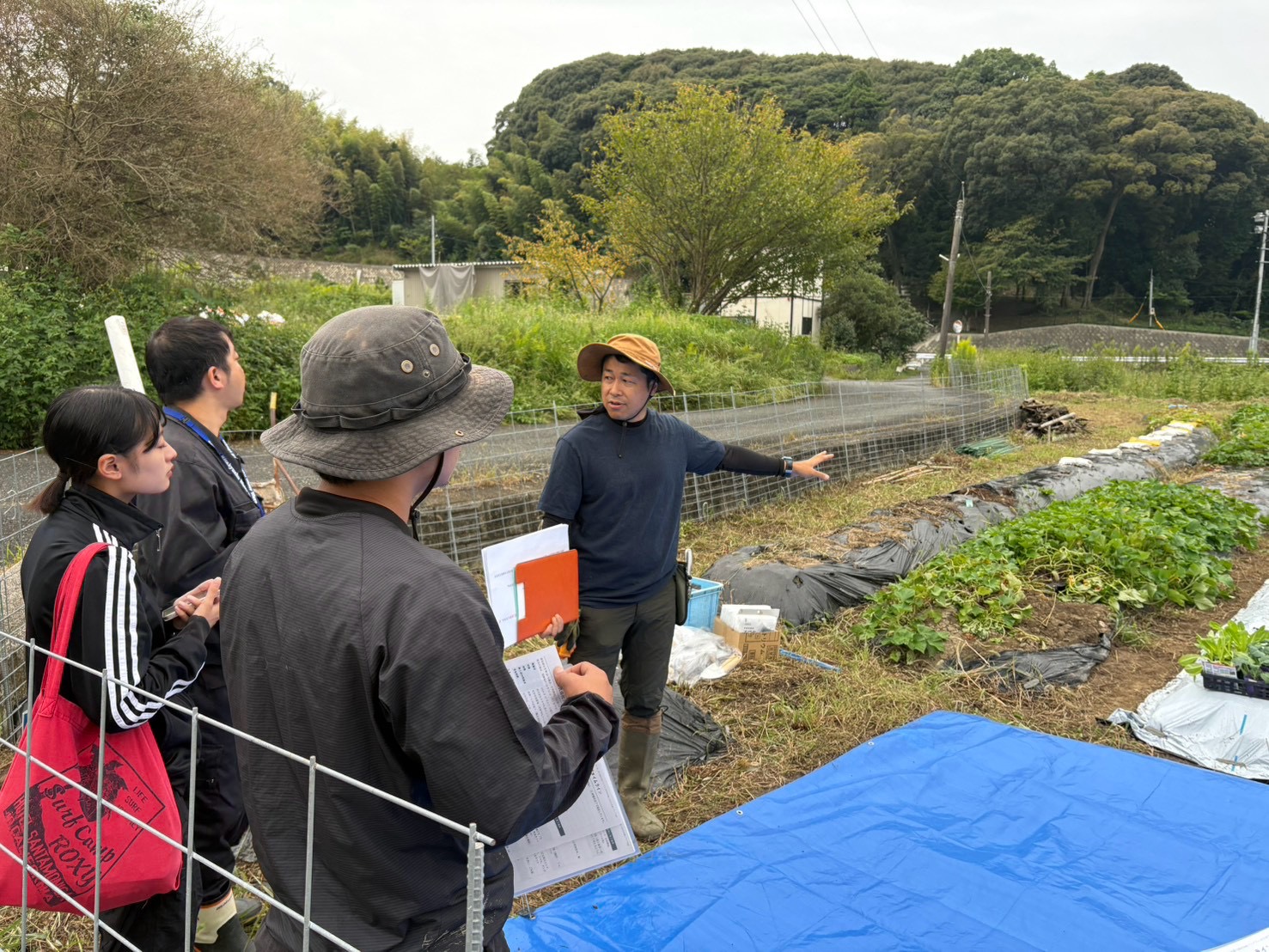 堀越の畑を、学びと交流の場へ。関係者と現場で対話を重ねる、統括プロデューサー兼代表講師・外薗明博。